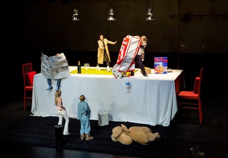 Vor Sonnenaufgang – Schauspiel Köln – In eine grotesk überdimensionierte Puppenstube setzt Moritz Sostmann die Gerhart Hauptmann-Aktualisierung von Ewald Palmetshofer