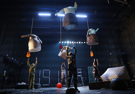 1000 Things Falling – HAU Berlin – Showcase Beat Le Mot loten den Theaterapparat und die bedrohte Schöpfung aus