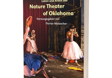 Leben und Arbeit des Nature Theatre of Oklahoma – Der von Florian Malzacher herausgegebene Sammelband zeichnet die Entwicklung der US-amerikanischen Theaterkompanie nach