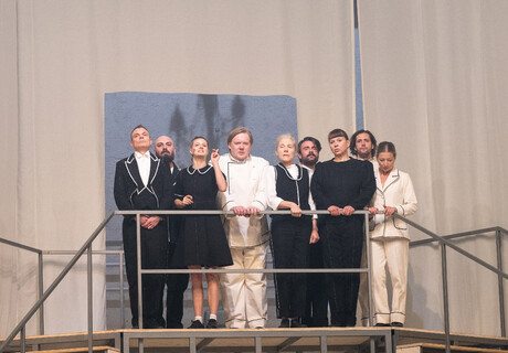 Warten auf Platonow – Residenztheater München – Thom Luz nimmt Tschechows Stoff als Ausgangspunkt für eine eigene Bühnenfantasie