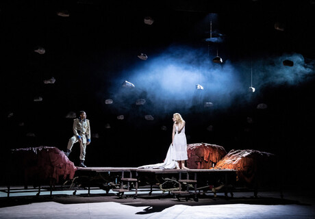 Othello – Düsseldorfer Schauspielhaus – Lara Foot verlegt Shakespeares Tragödie in die Hochphase des europäischen Kolonialismus