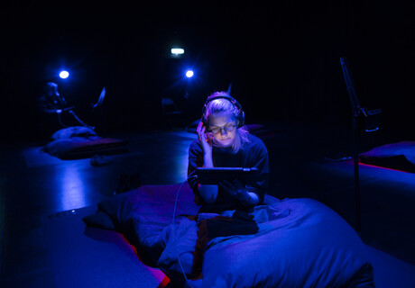 In Ghosts We Trust – LOT Braunschweig – Die Theatergruppe OutOfTheBox lässt das Publikum in der Gig-Economy arbeiten