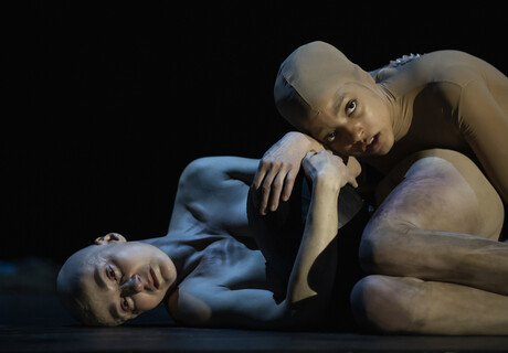 Die Troerinnen – Burgtheater Wien – Adena Jacobs findet mit Euripides bildgewaltig ein Stück der Stunde