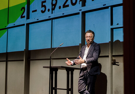 Lukas Bärfuss spricht bei den Autor:innentheatertagen 2021 am DT Berlin